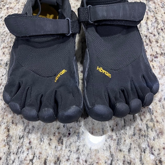 Vibram Shoes - Vibram FiveFingers Minimalist Barefoot Women's Size 8 Black